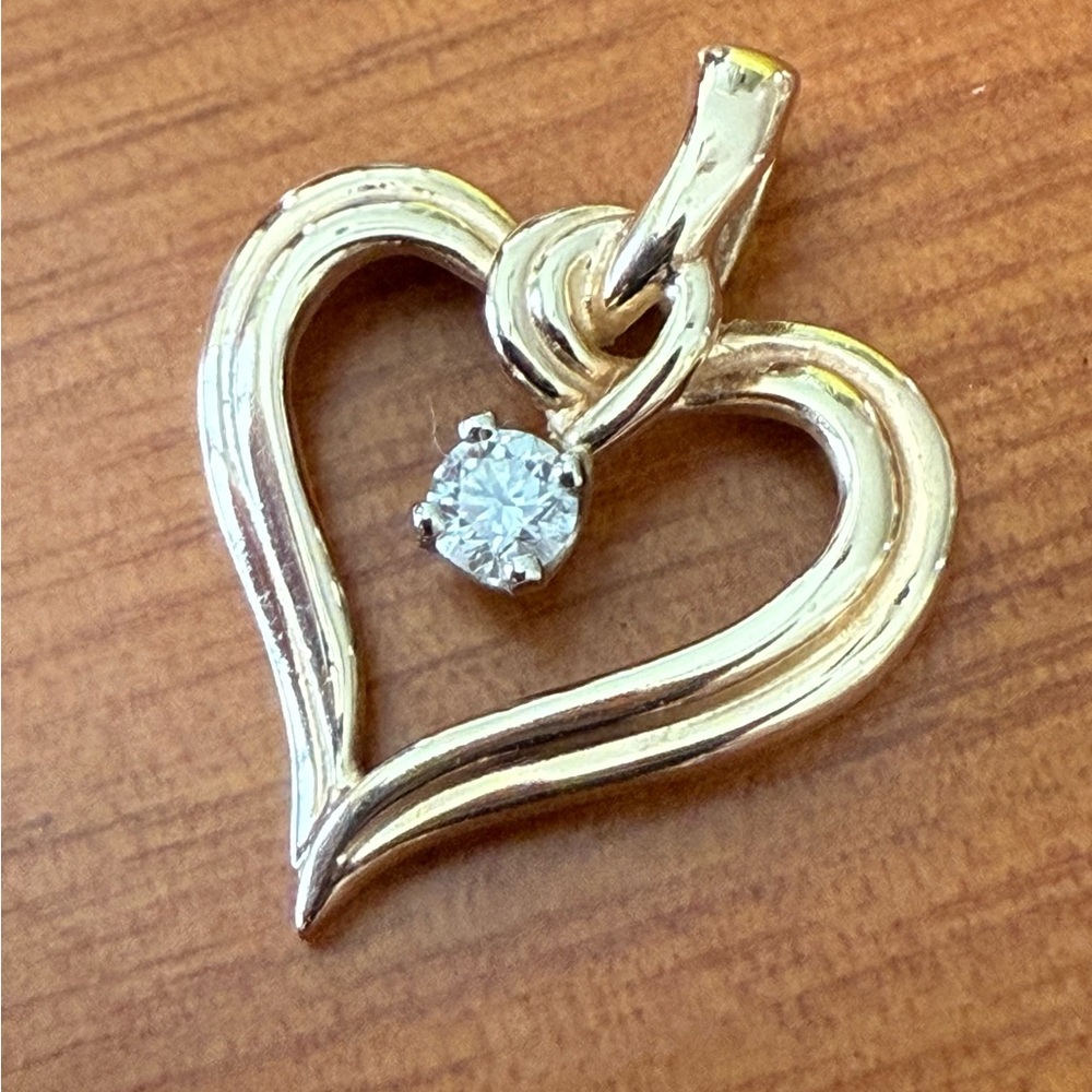 Beautiful 14k Gold Heart Pendant with Diamond Accent